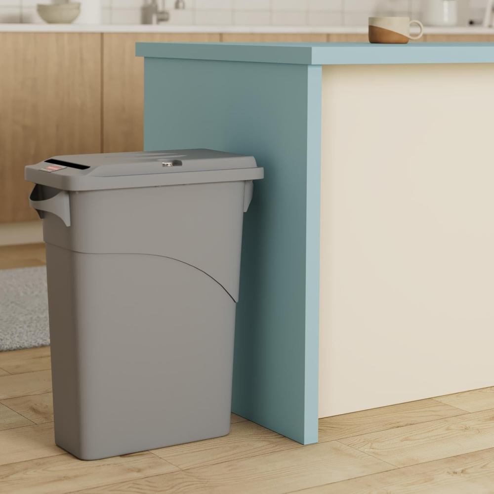 Bote de basura para documentos confidenciales Slim Jim de Rubbermaid Commercial Products con tapa, 16 galones, color gris, con cerradura con llave para desechar documentos de forma segura - Imagen 5