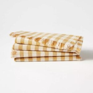 Servilletas de tela paquete de 4. Patrón de cuadros vichy tostados sobre fondo blanco. Hecho de mezcla de algodón y lino, bordes con flecos. Forma cuadrada de 18 pulgadas