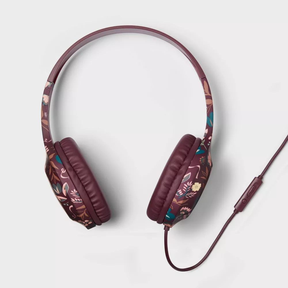 Auriculares supraaurales con micrófono incorporado, con suaves almohadillas para los oídos y un diseño liviano, con cable de 4 pies.Funciona fácilmente con una conexión jack de 3,5 mm.