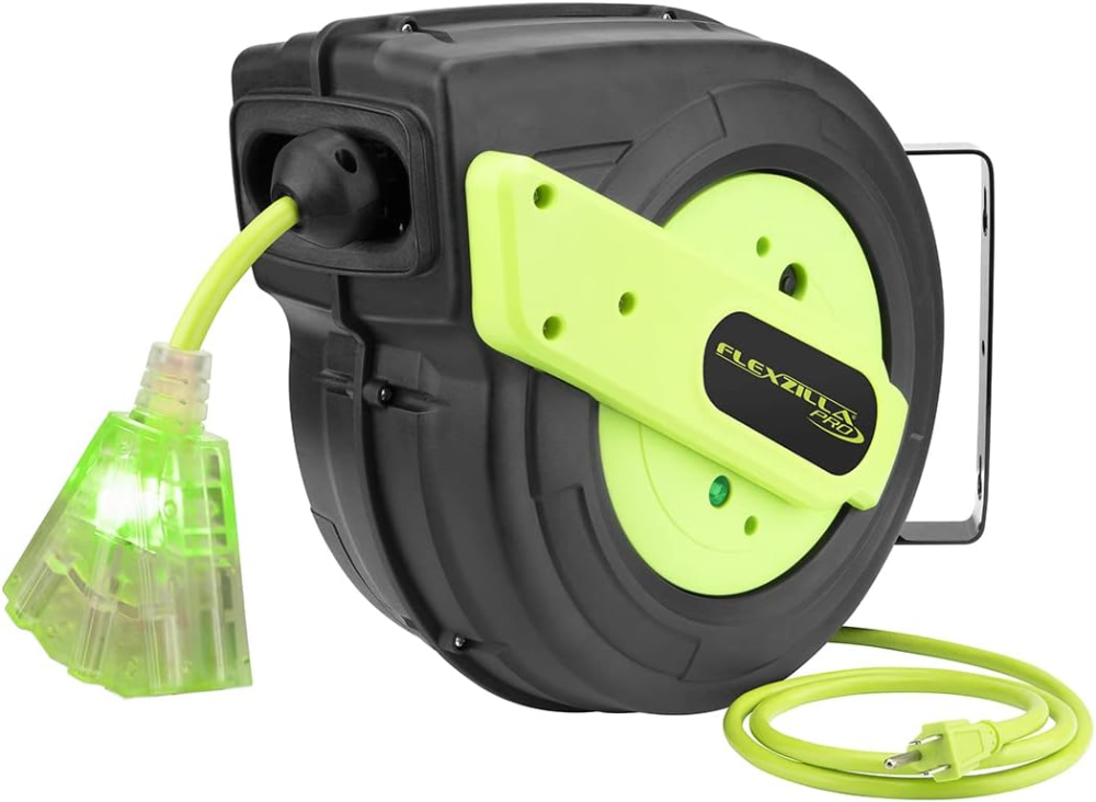 Carrete retráctil Flexzilla ?? con cable de extensión 12/3 AWG de 18 m, triple toma a tierra y diseño resistente ZillaGreen, ideal para talleres y garajes.