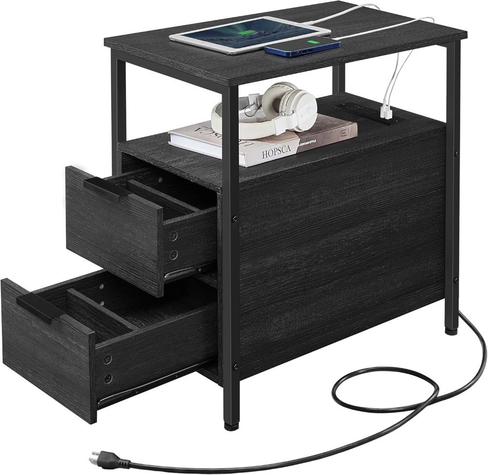 VASAGLE Mesa auxiliar ULET321B22 con estación de carga, 2 cajones y estante, diseño compacto en gris carbón y negro, ideal como mesita de noche para espacios pequeños.