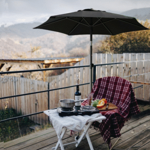 Sombrilla AMMSUN de 5.8' con protección UPF50+ e inclinación regulable. Su estructura de acero es ideal para balcones y patios pequeños. ¡Obtén sombra fresca y protección solar con estilo!