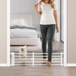 Malier Puerta de metal para perros con puerta, puerta de perro expandible de 26 a 43 pulgadas de ancho