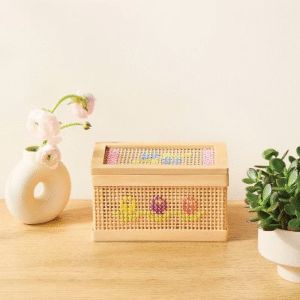 Mondo Llama? Kit de bordado para joyero, ideal para manualidades creativas. Incluye piezas para decorar y personalizar con estilo único.