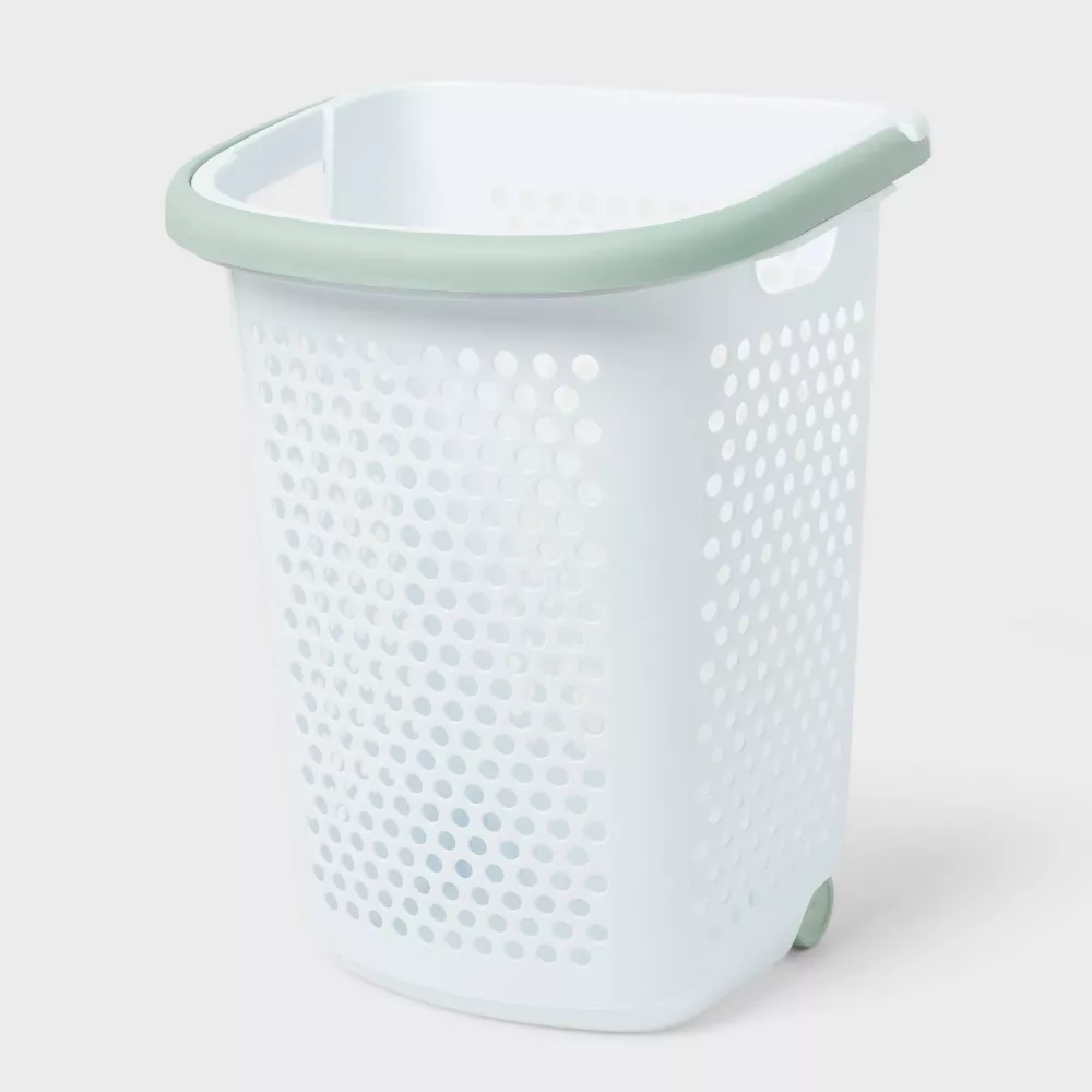 Cesto de ropa rodante blanco con asas verdes, portátil, para hogar y lavandería - Imagen 2