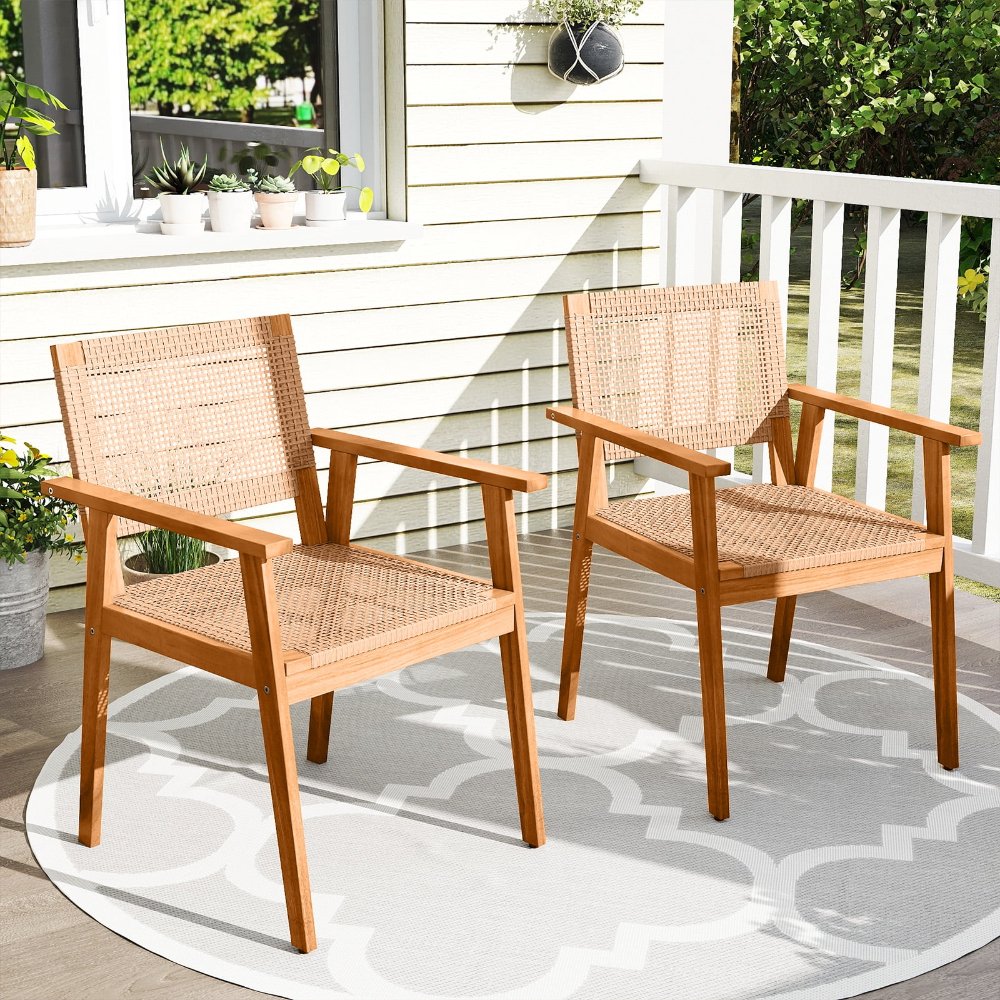 Sillas de comedor de exterior Gymax Acacia Wood Set de 2 con respaldo y reposabrazos, ratán PE tejido a mano, para patio, jardín y terraza